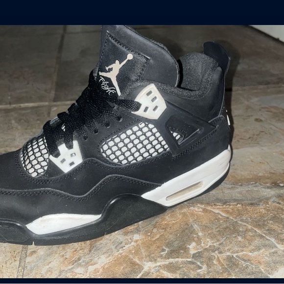 Jordan Men's Black and White Retro Sneakers